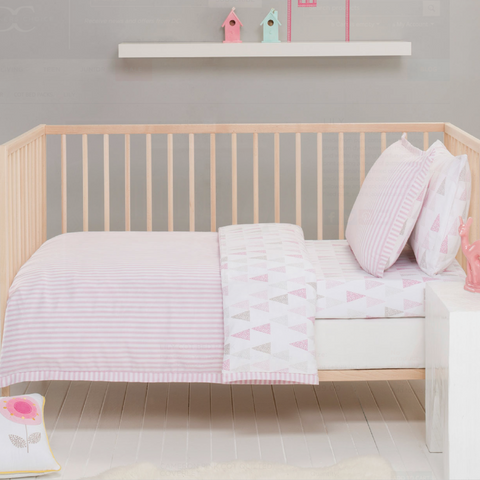 3 Piece Baby Girls Lily Cot Quilt Pink & White Nursery Bedding Package.